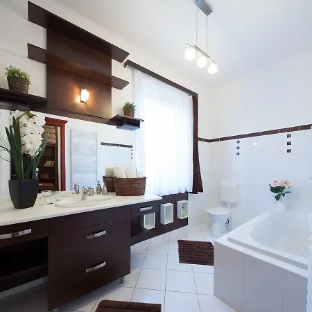 Cecile 3* شوبرون